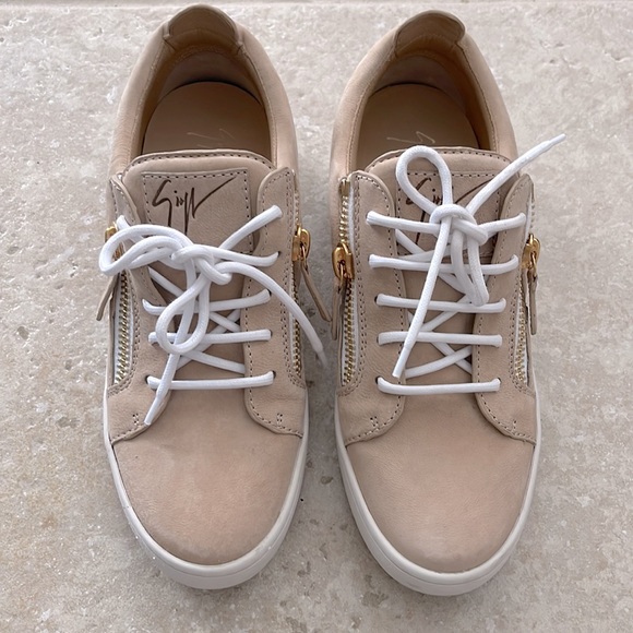 Giuseppe Zanotti size 39 iconic low top sneakers suede w side zippers-  like new - Picture 2 of 7